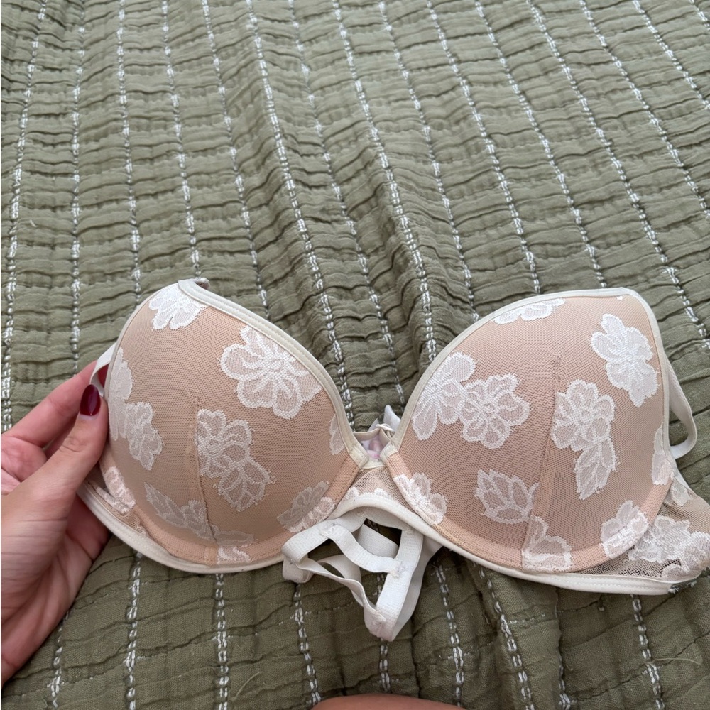 Victoria's Secret Floral Lace Bra in Cream and White